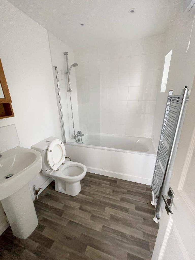 Lot: 10 - TWO-BEDROOM MAISONETTE - Bathroom with toilet